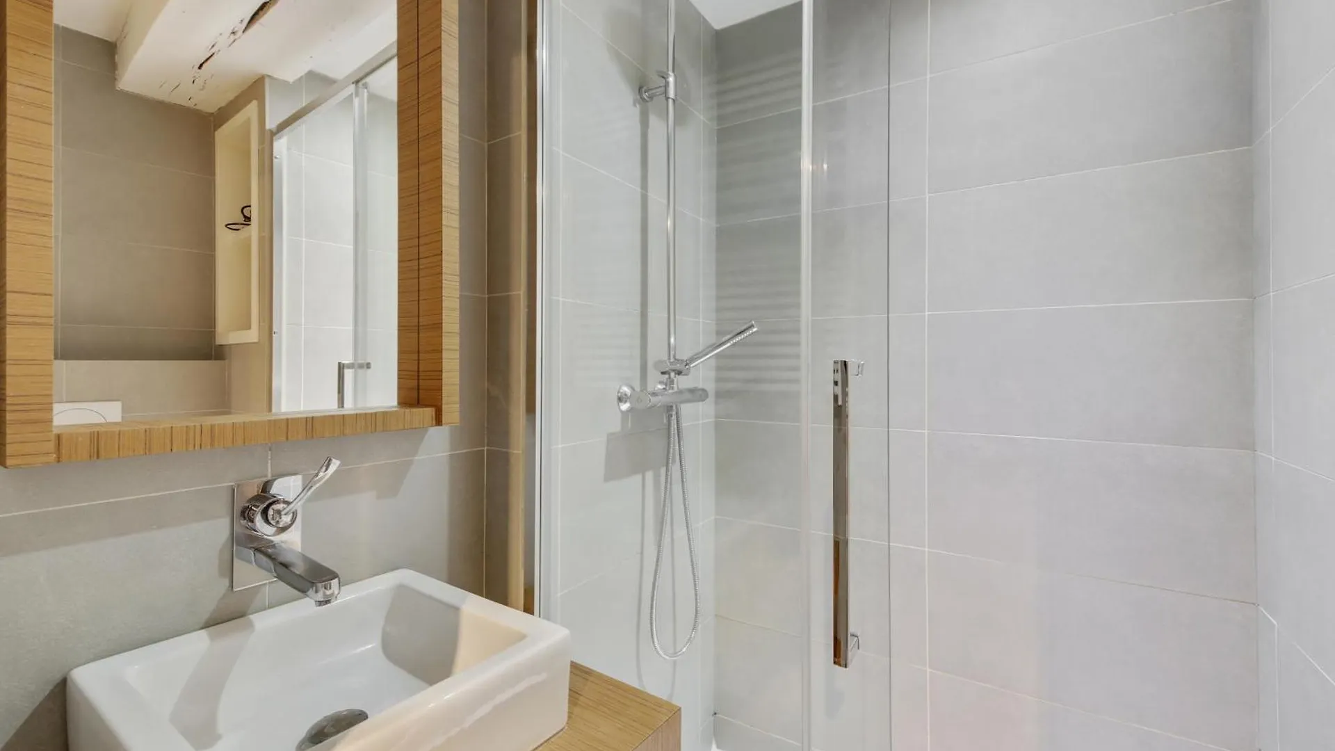 Elegance Confort A L'Odeon By Weekome Paris 0*,  France